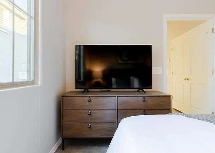 Landing - Modern With Amazing Amenities Apartment Avondale