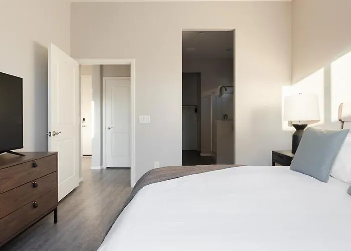 Landing - Modern With Amazing Amenities Apartment Avondale