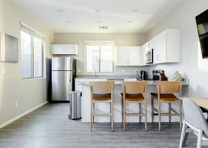 Landing - Modern With Amazing Amenities Apartment Avondale